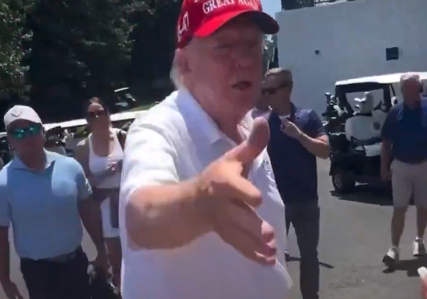 Trump surge em campo de golfe após boatos de morte nas redes sociais