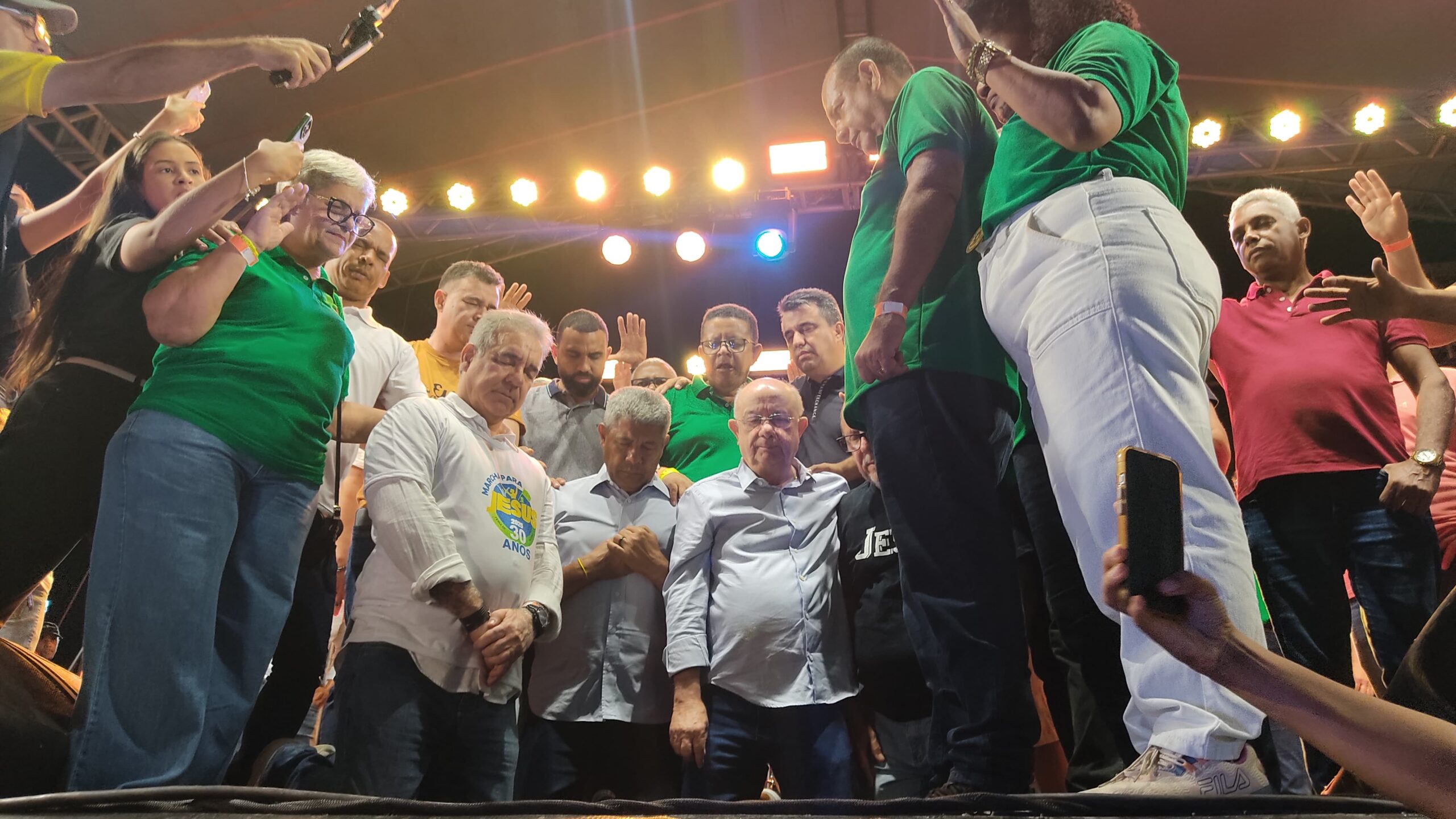 Políticos se unem em oração durante a Marcha Para Jesus em Feira de Santana
