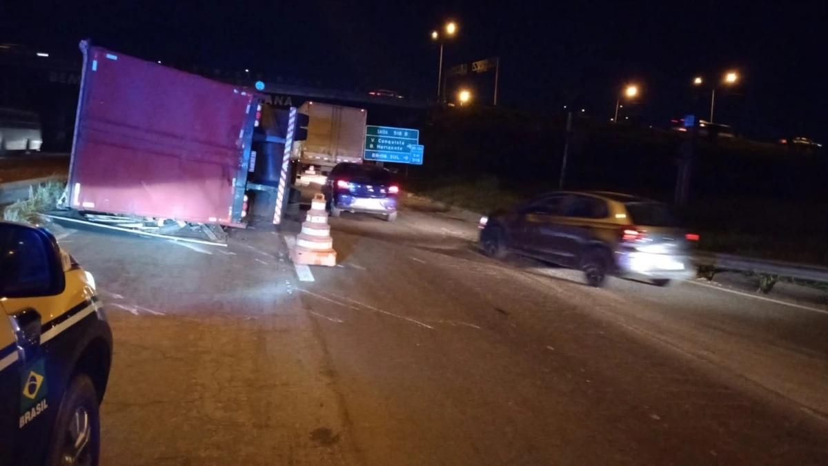 Tombamento interdita faixa da BR-324 em Feira de Santana