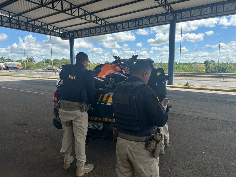PRF recupera motocicleta roubada transportada em ônibus de turismo em Feira de Santana