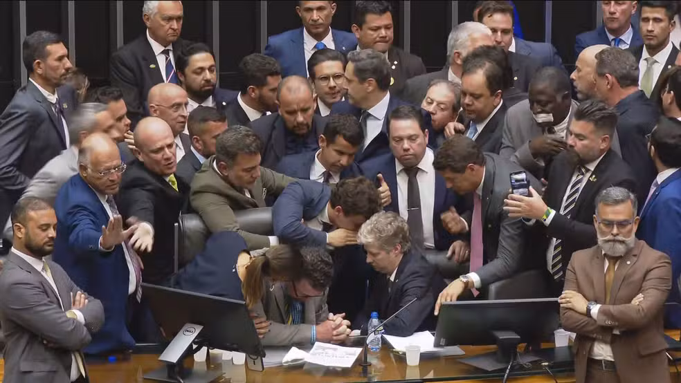 Interesses pessoais não estão acima do povo, diz Motta após desocupar Mesa da Câmara