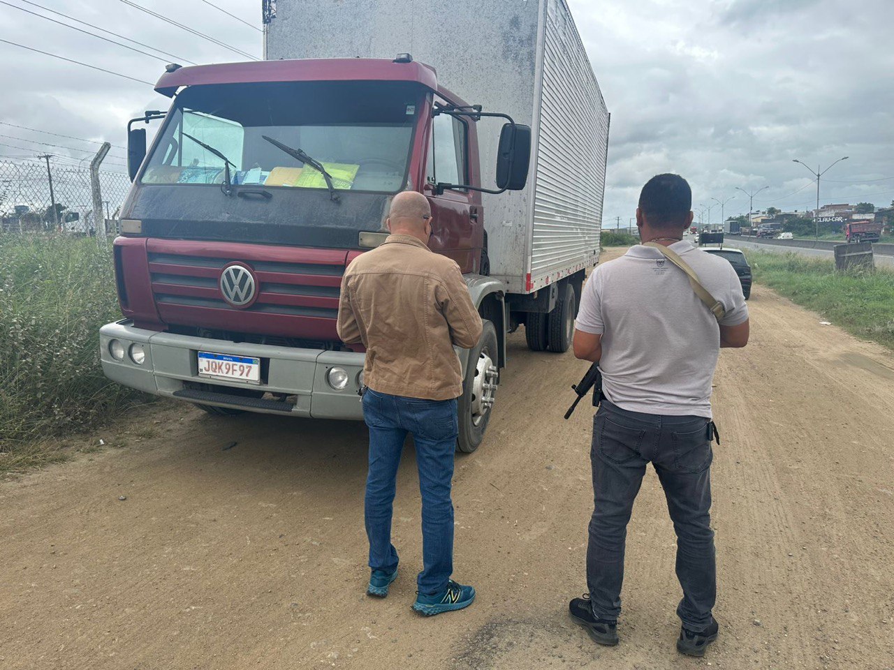 Caminhão roubado em Salvador é recuperado pela Polícia Civil em Feira de Santana