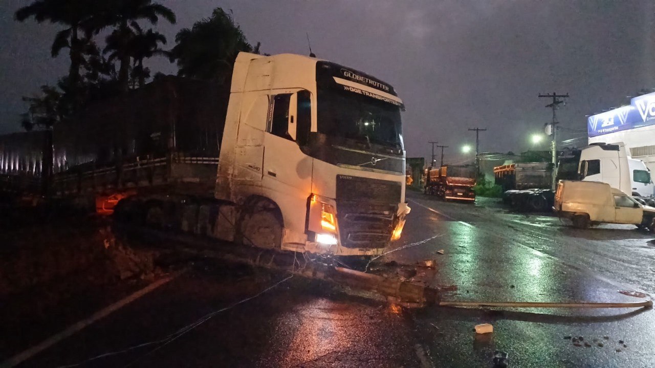 Carreta bitrem atravessa canteiro central da BR-324