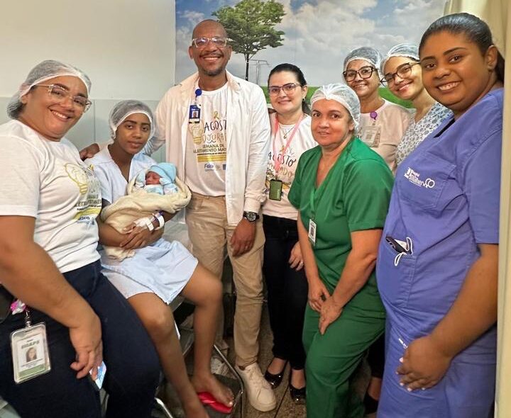 Banco de Leite do Hospital da Mulher presenteia primeiro bebê nascido no Agosto Dourado