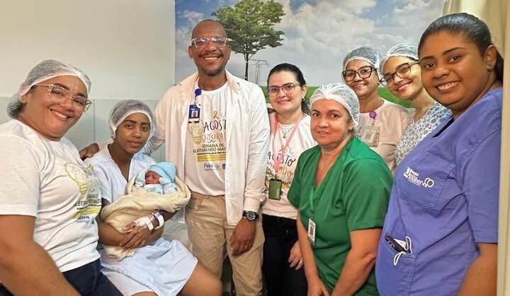 Banco de Leite do Hospital da Mulher presenteia primeiro bebê nascido no Agosto Dourado