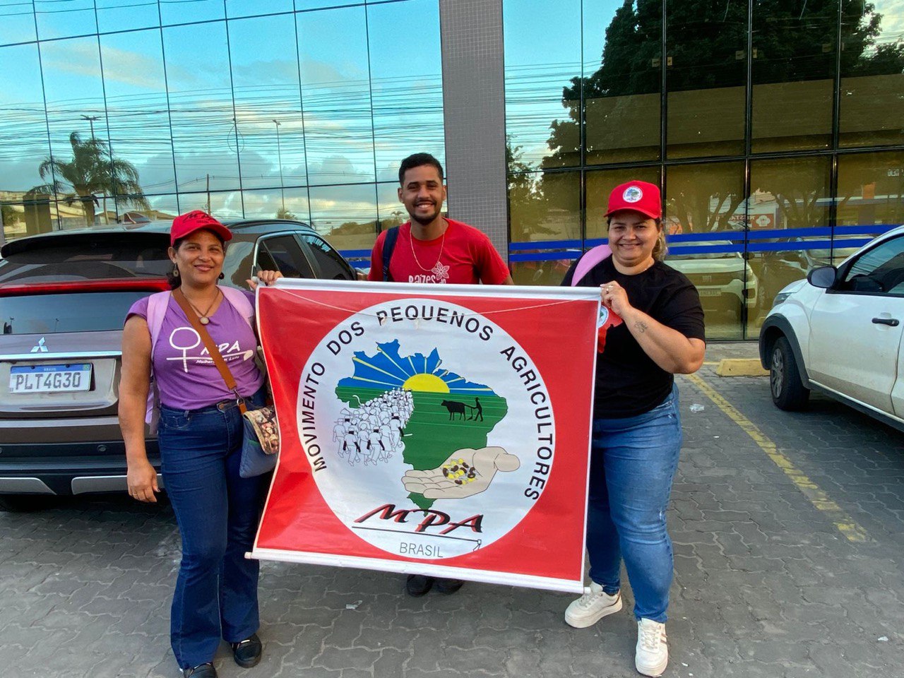 Movimento dos Pequenos Agricultores realiza manifestação por moradia rural em Feira de Santana