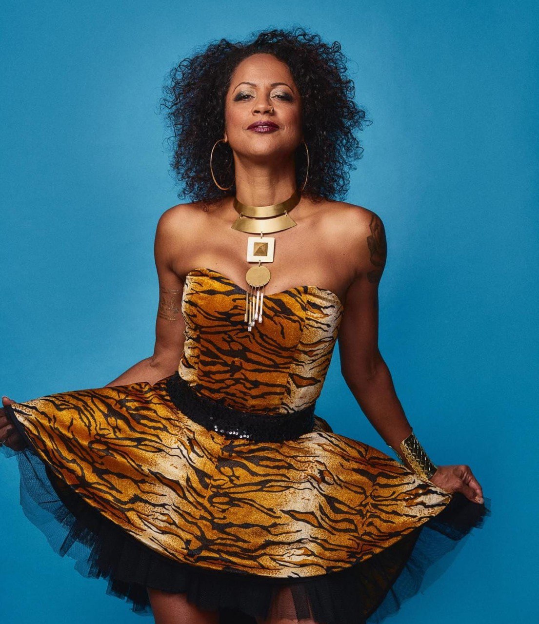 A Potência chamada Simone Moreno: Cantora volta ao Brasil e resgata suas raízes em novo EP com samba-reggae e axé