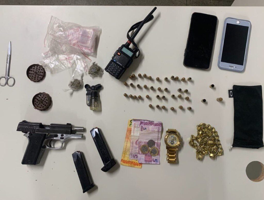 Mulher é presa em flagrante com arma, munições e drogas em Feira de Santana