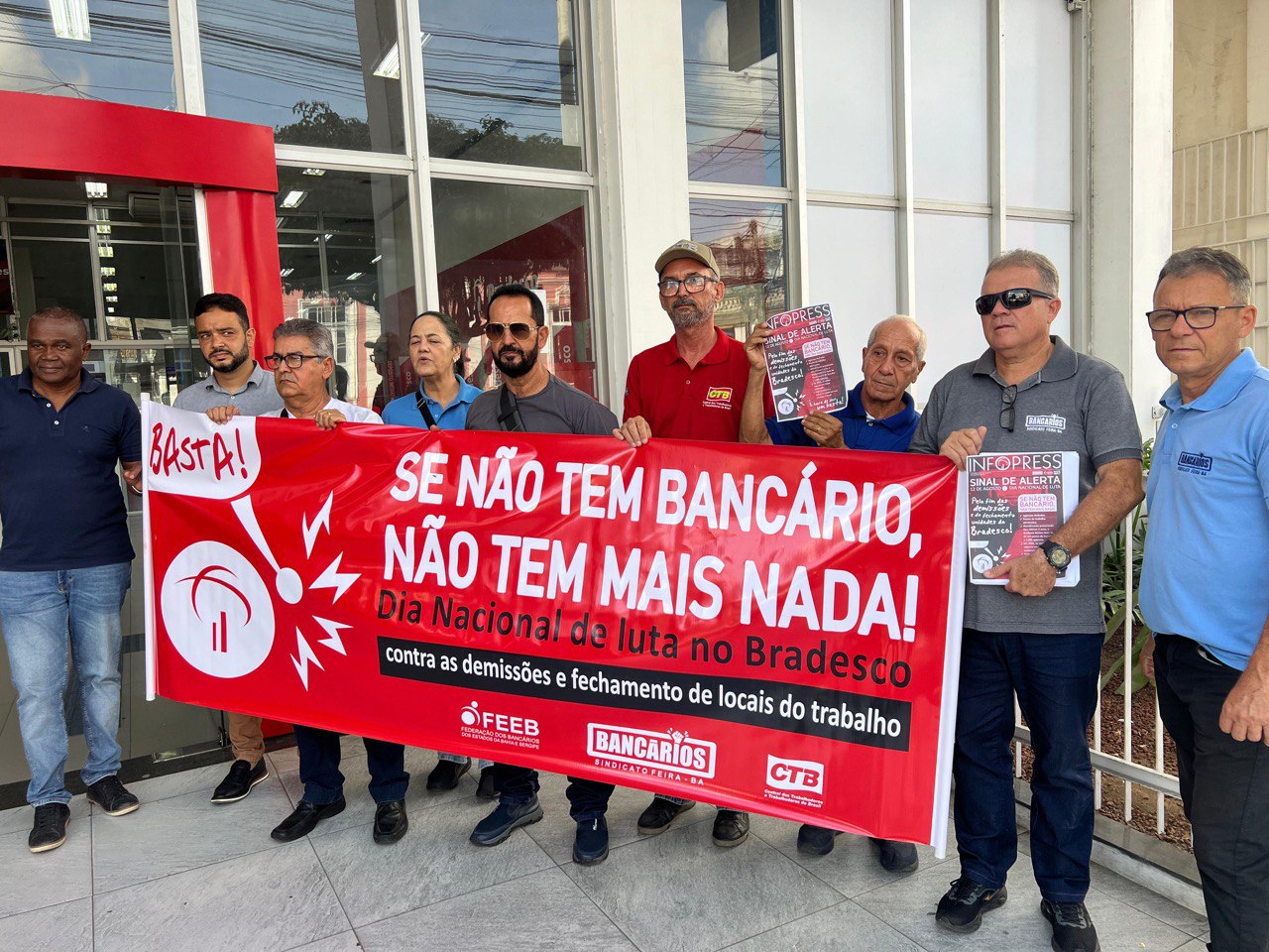 Bancários protestam contra fechamento de agências e demissões