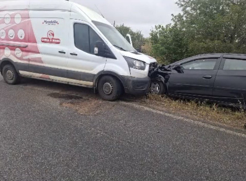 Acidente entre van e carro de passeio deixa quatro feridos na BA-120