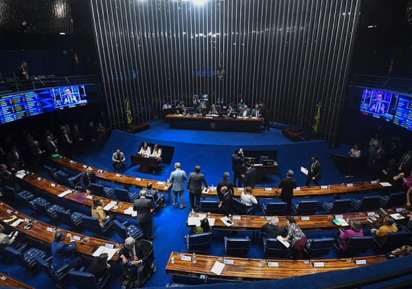 Senado aprova PL da Adultização, que protege crianças e adolescentes no ambiente digital