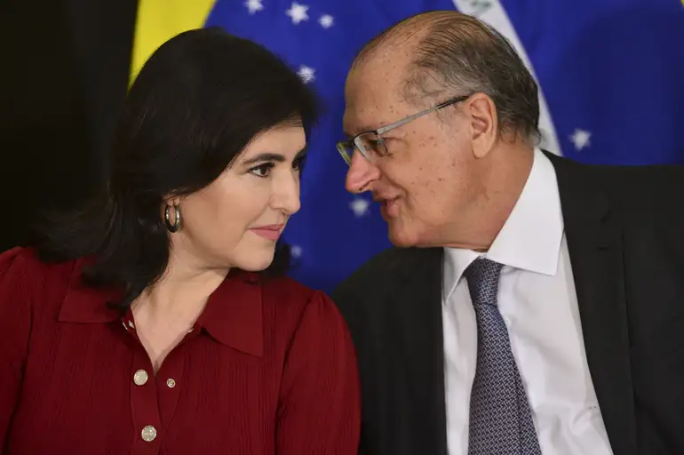 Avião de Alckmin e Tebet tem pane na Colômbia e comitiva não pode decolar
