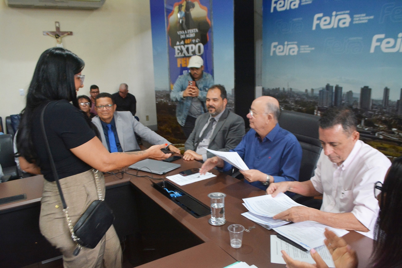 Prefeito José Ronaldo entrega concessão para 20 novos permissionários do sistema de táxi