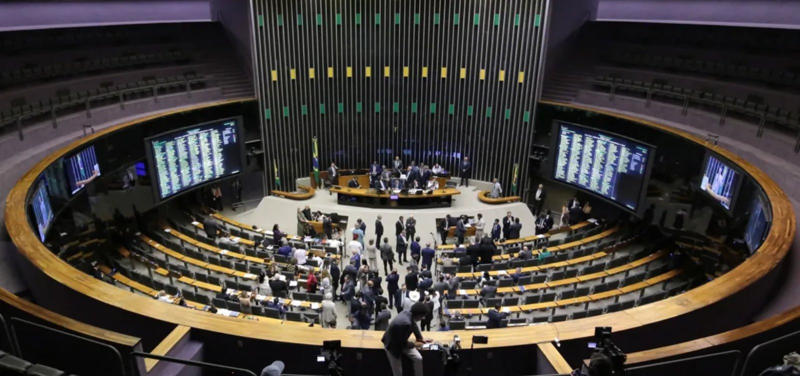Câmara aprova PEC da Blindagem com retorno da votação secreta para processar parlamentares