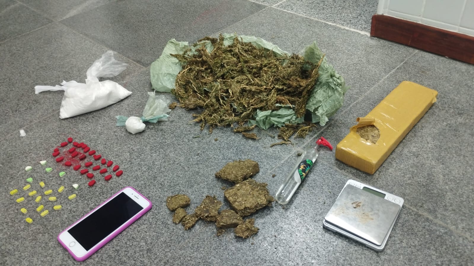 PM prende mulher por tráfico de drogas em Feira de Santana