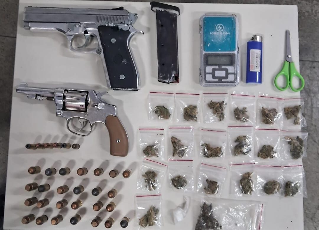 65ª CIPM apreende armas de fogo, munições e drogas durante a Operação Impacto em Feira de Santana.