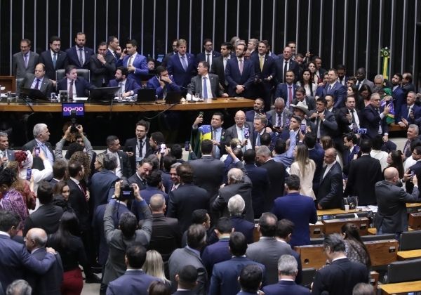 Com ampla maioria, Câmara aprova requerimento de urgência da anistia