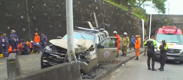 Dois policiais militares ficam em estado grave após baterem viatura em poste em Salvador