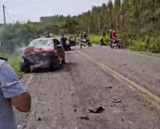 Batida entre carro e seis motocicletas mata dois jovens e deixa oito feridos na Bahia