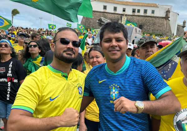Deputados participam de ato em defesa da liberdade de expressão