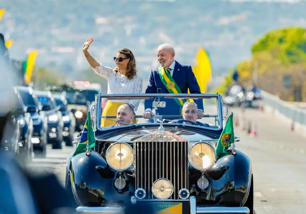 Lula e ministros acompanham desfile; público entoa “sem anistia”