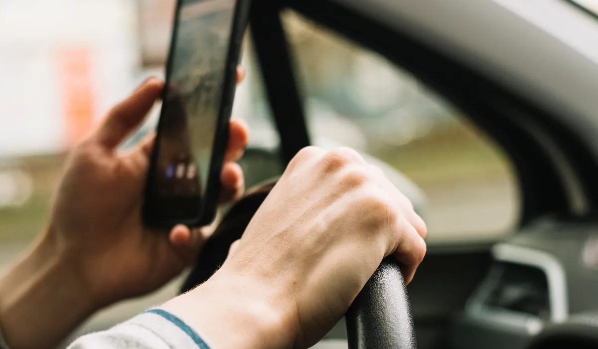 Uso de celular ao volante cresce 33% em Feira de Santana, alerta SMT