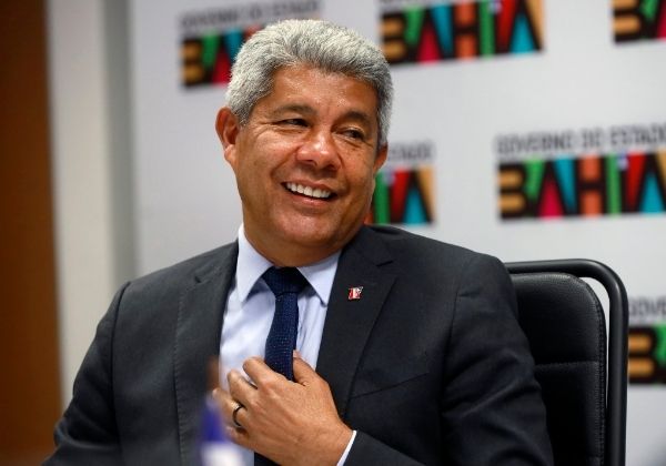 Jerônimo sanciona hoje aumento salarial para servidores