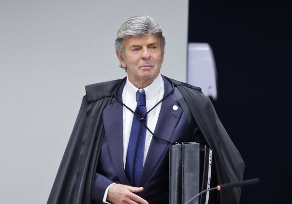 Fux vota por incompetência do STF em julgamento da trama golpista