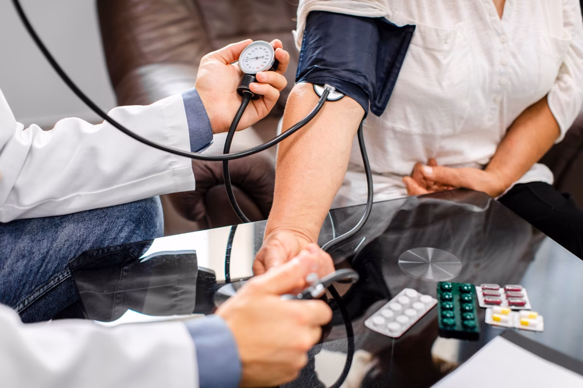 Nova diretriz brasileira reduz limite da pressão considerada de risco e cardiologista alerta para prevenção