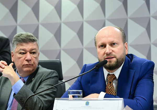 Nelson Williams, investigado pelas fraudes do INSS, fica calado na CPMI
