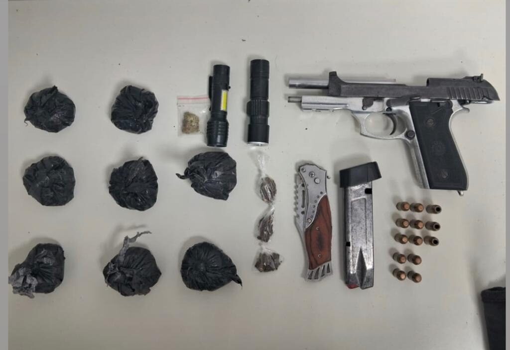 65ª CIPM prende homem por porte ilegal de arma de fogo e tráfico de drogas em Feira de Santana