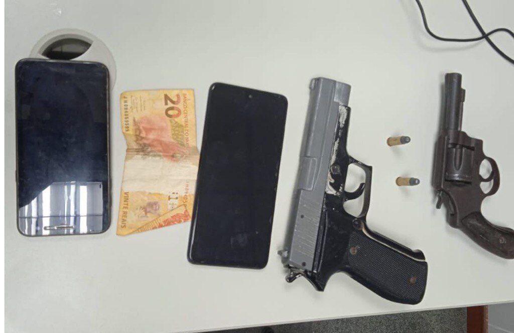CIPE/Leste apreende adolescentes armados e recupera veículos roubados em Feira de Santana