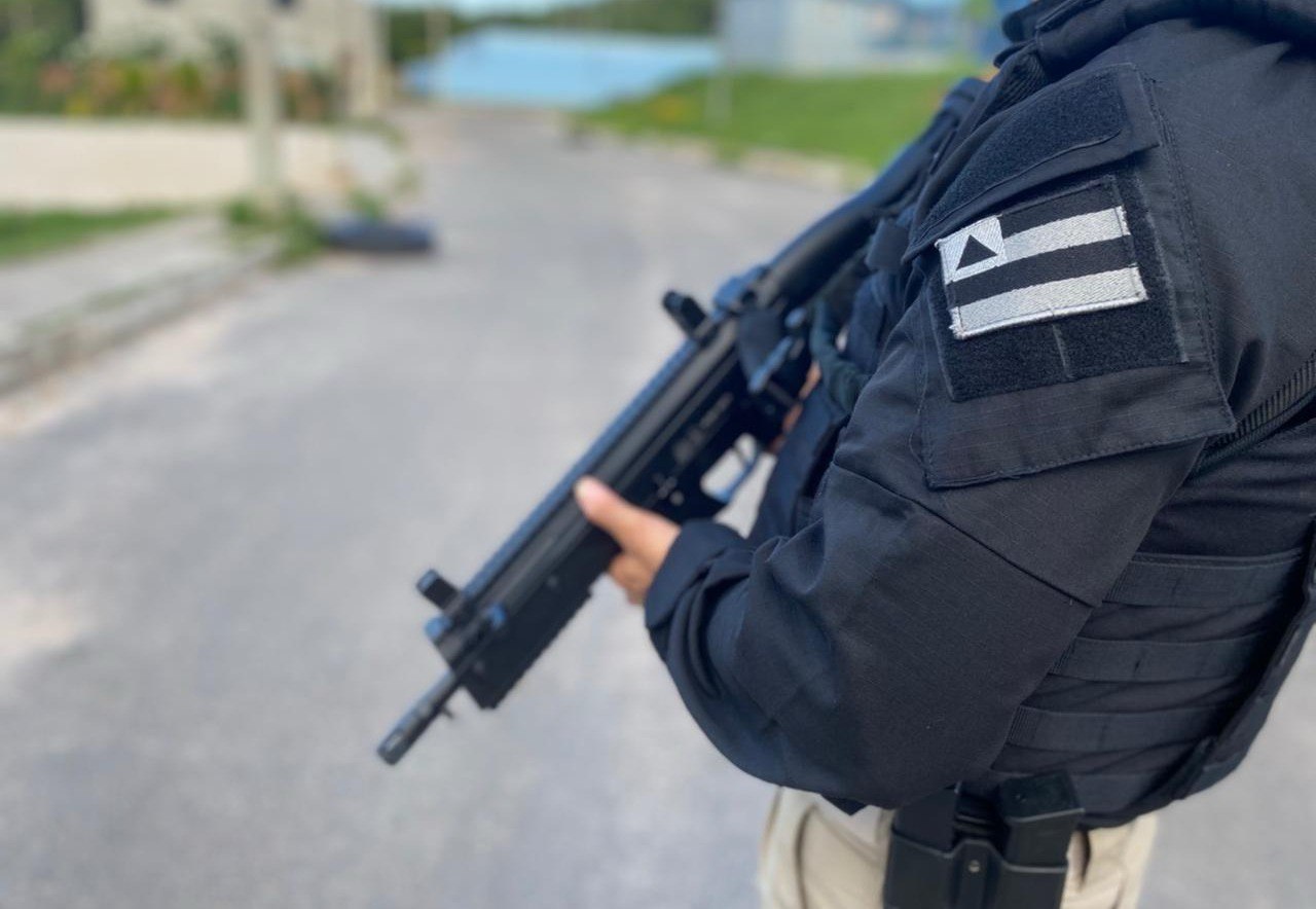 Ação integrada com Polícia Civil fluminense prende homem investigado por homicídio em Maracás