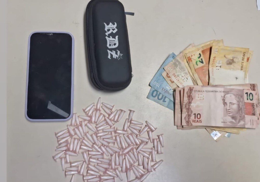 65ª CIPM prende homem por tráfico de drogas no bairro Aviário, em Feira de Santana