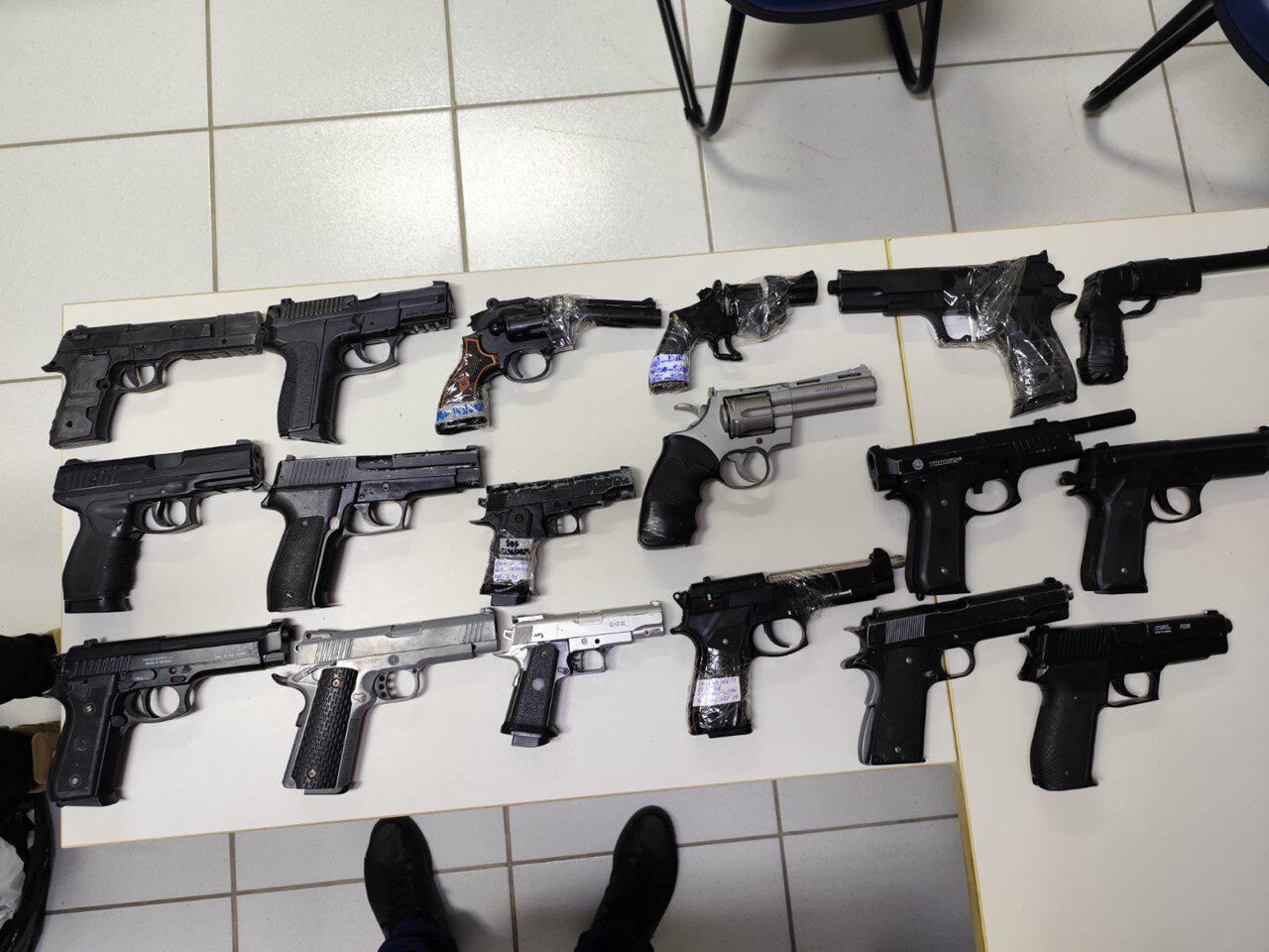 Polícia Civil destrói simulacros de armas e balanças apreendidos com adolescentes em Feira de Santana