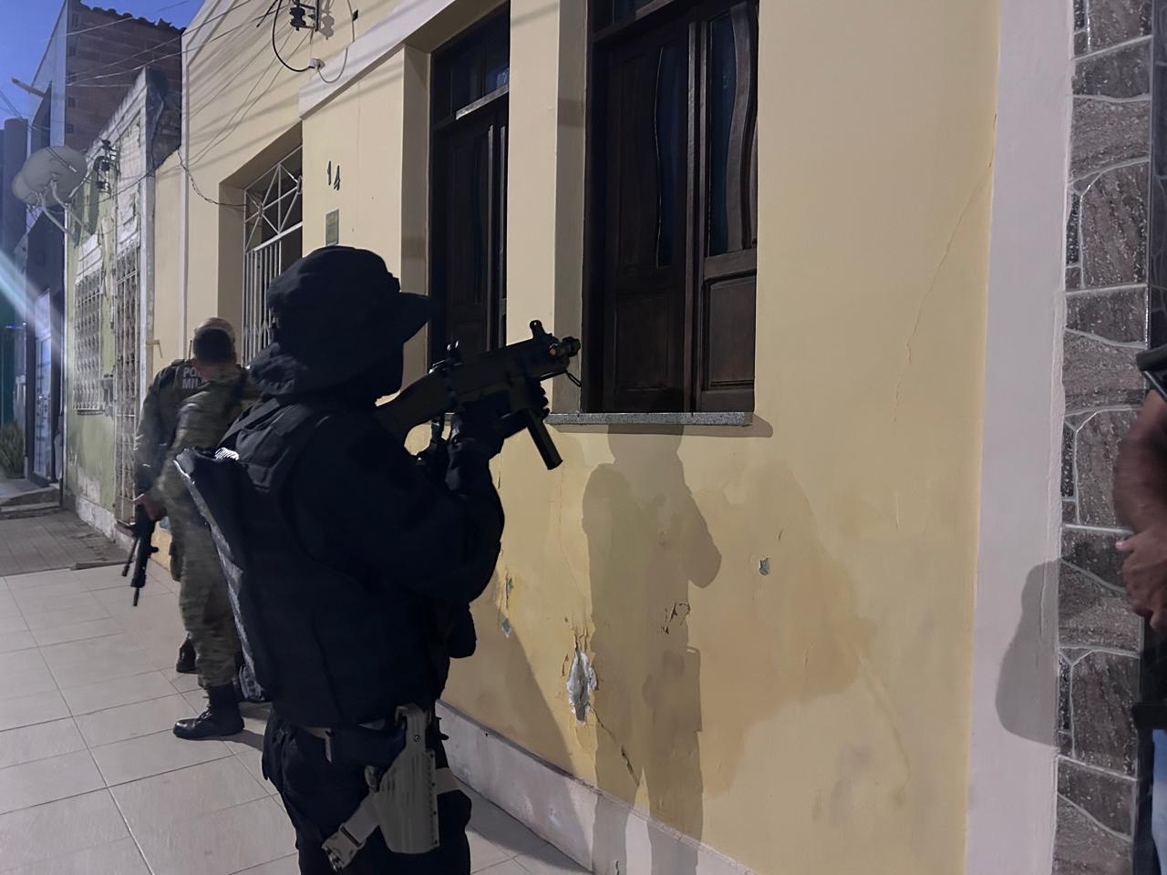 Mandados de prisão e de busca são cumpridos contra investigados por roubos e tráfico de drogas na região de Itaberaba