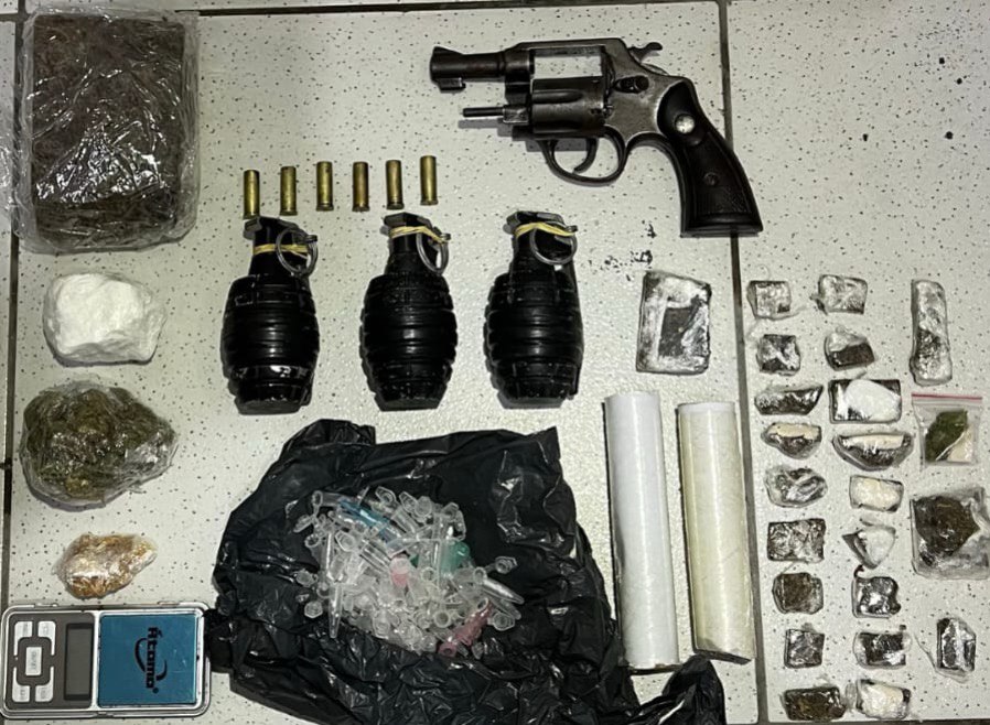 Durante Operação Dominus Areae, PM apreende granadas, arma de fogo e drogas em Porto Seguro