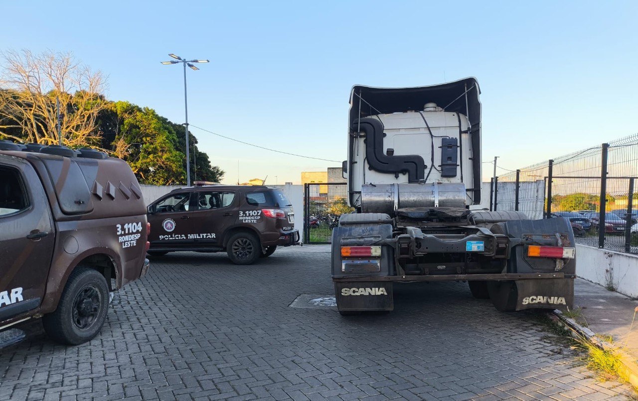 PM recupera um caminhão truck em Feira de Santana