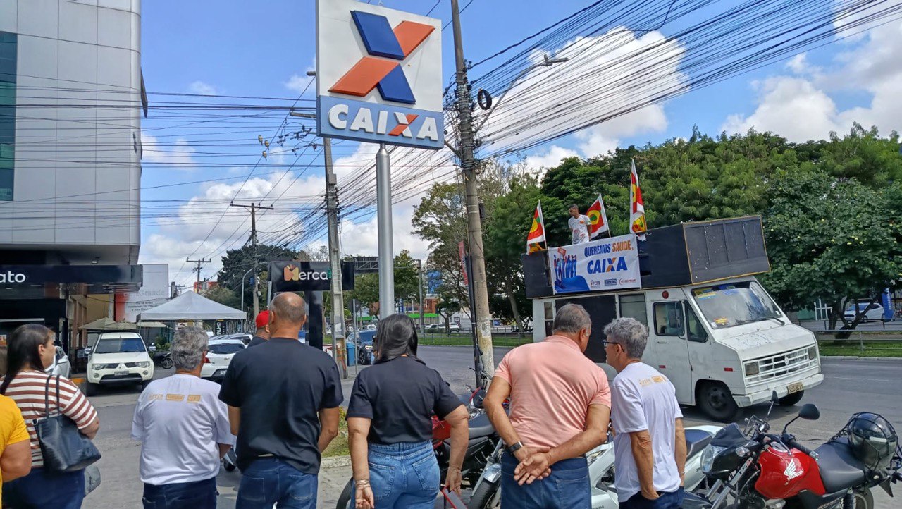 Bancários protestam em defesa de plano de saúde e contra demissões