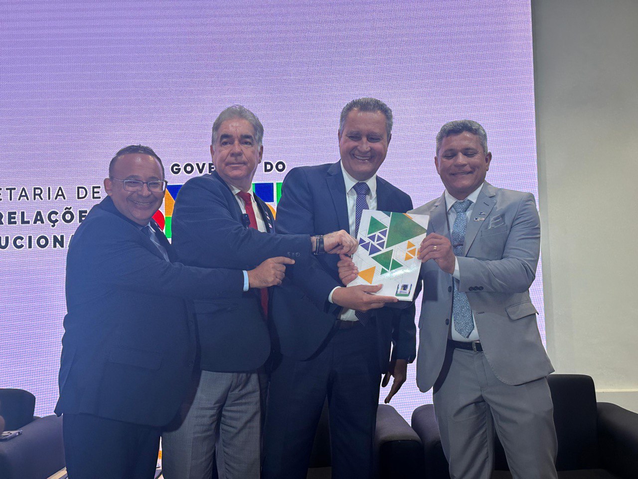 Comitiva da Missão Brasília apresenta projetos estruturantes ao ministro Rui Costa