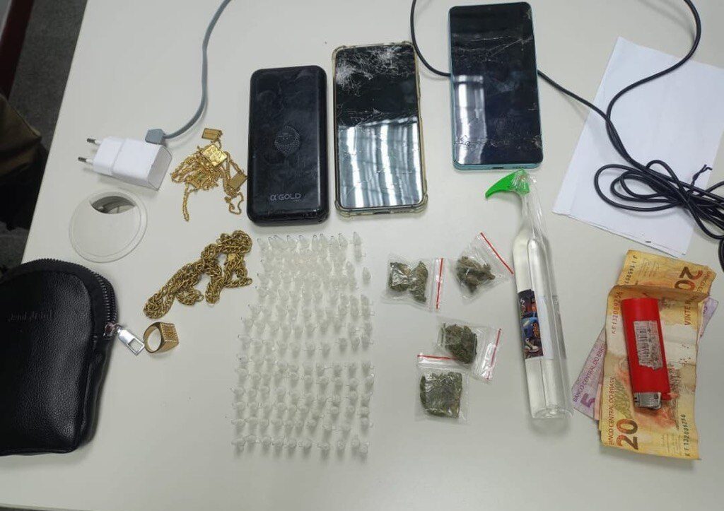 PM prende dois homens por tráfico de drogas no bairro Aviário, em Feira de Santana