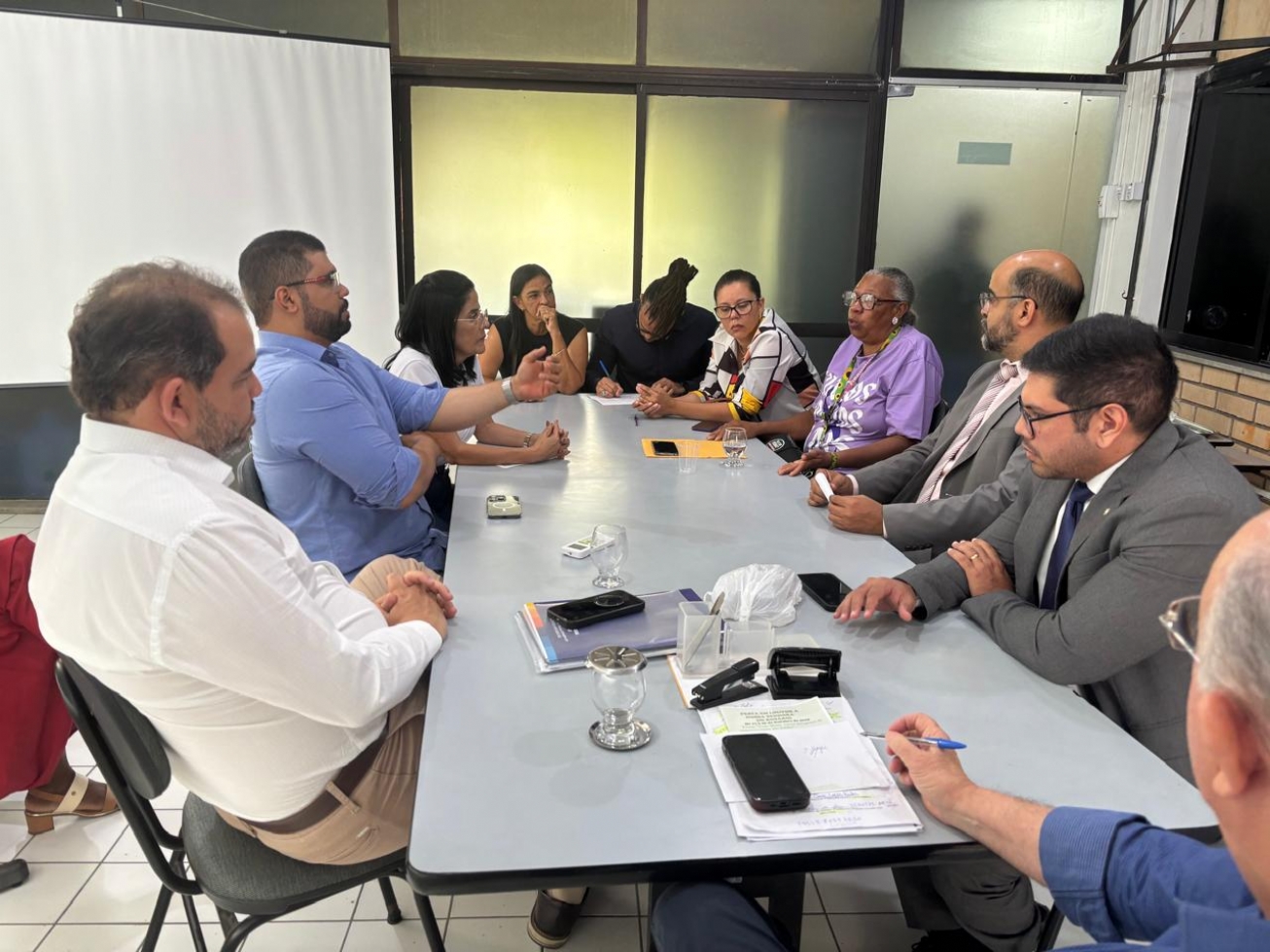 Prefeito se reúne com entidades de apoio a pacientes com fibromialgia, doença falciforme e HIV