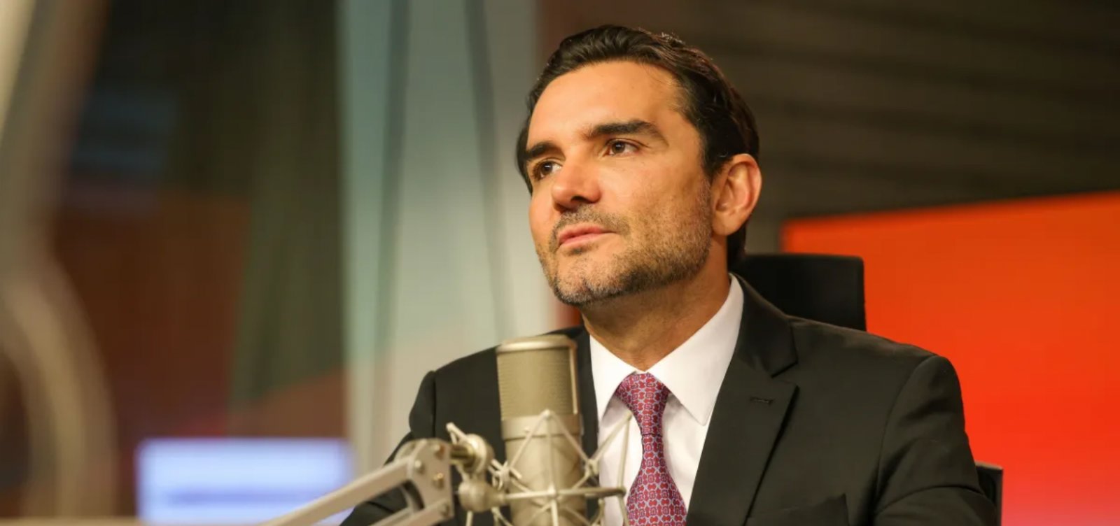 União Brasil abre processos contra ministro Celso Sabino por resistência a deixar cargo