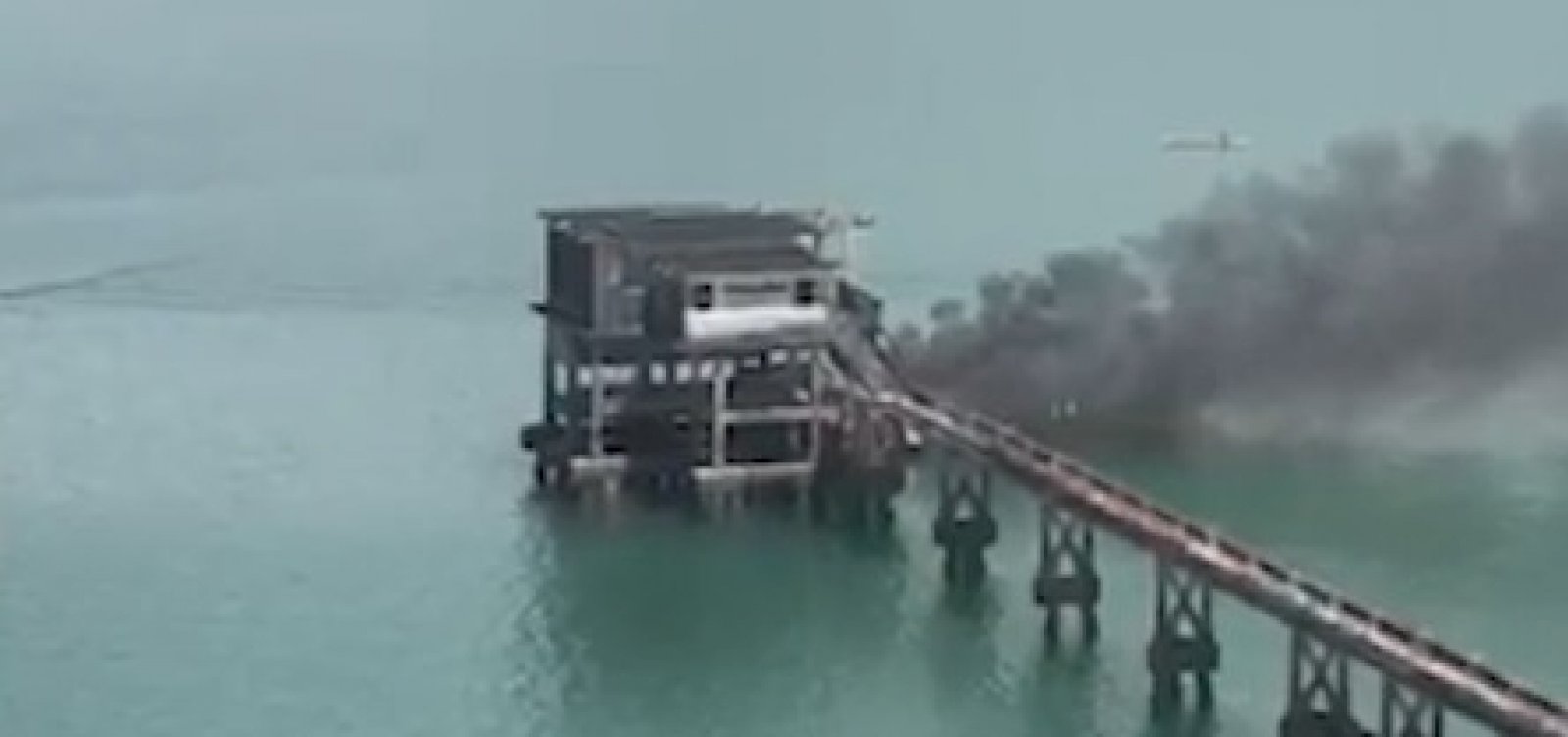 Embarcação pega fogo e deixa uma pessoa ferida em Madre de Deus