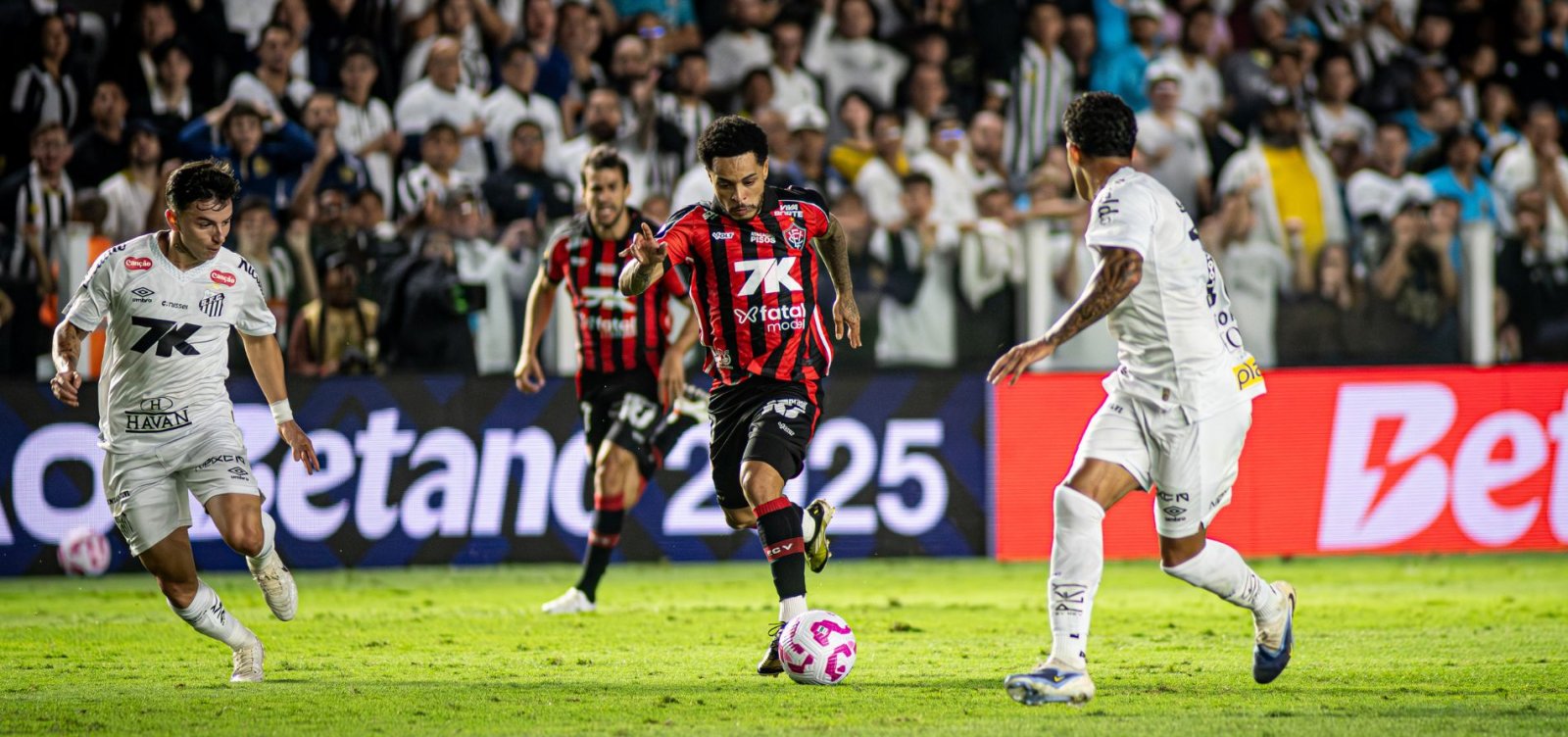 Em ‘jogo de seis pontos’, Vitória vence o Santos na Vila Belmiro