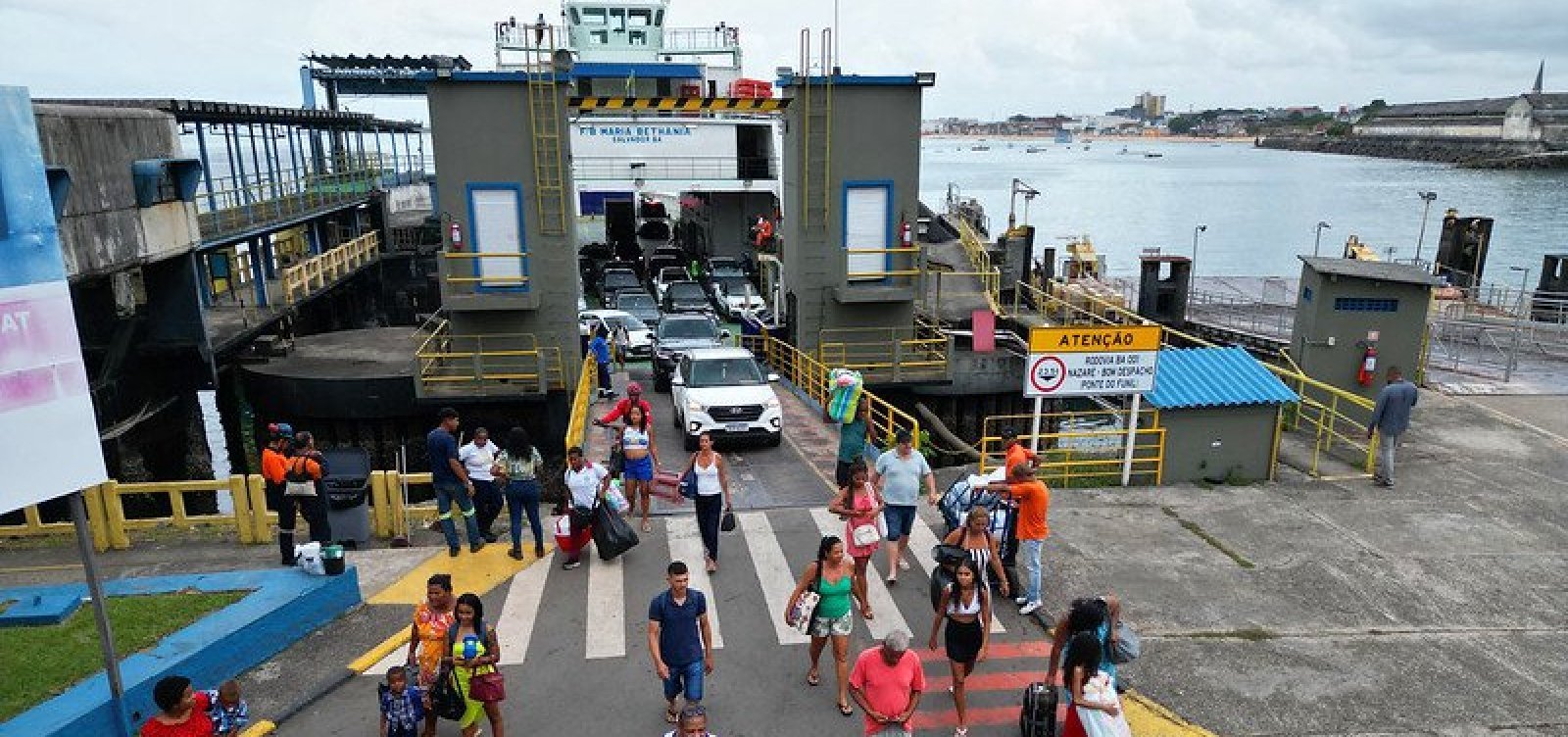 Ferry-boat interrompe parcialmente as operações nesta terça-feira por mau tempo