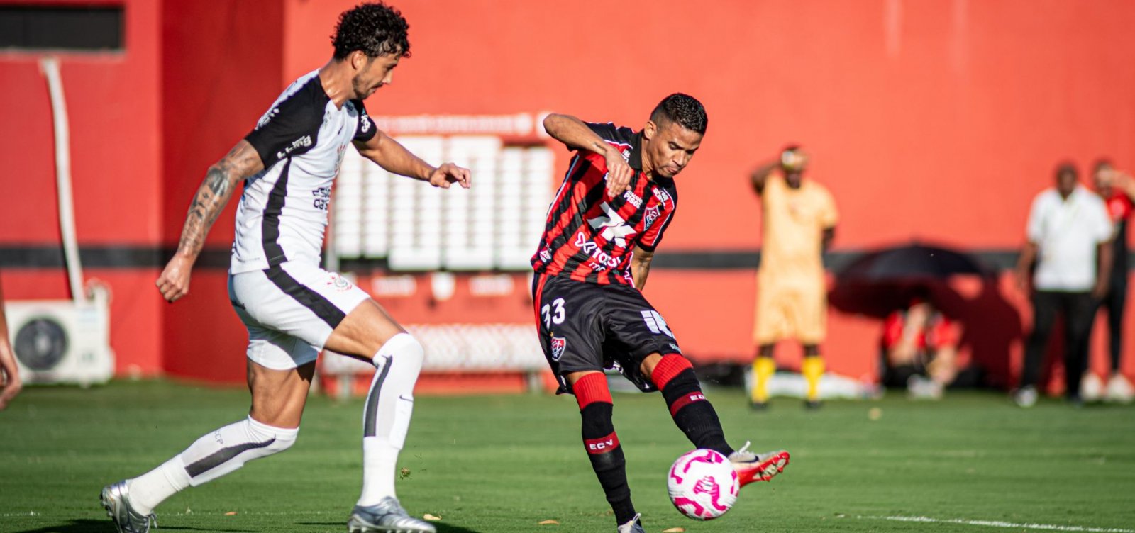 Vitória perde para o Corinthians em casa e desperdiça chance de sair do Z-4