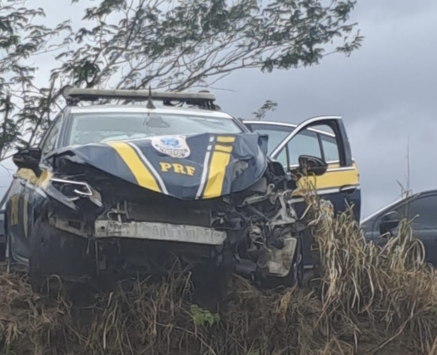 Viatura da PRF se envolve em acidente durante escolta de carga na BR-116, em Santa Bárbara