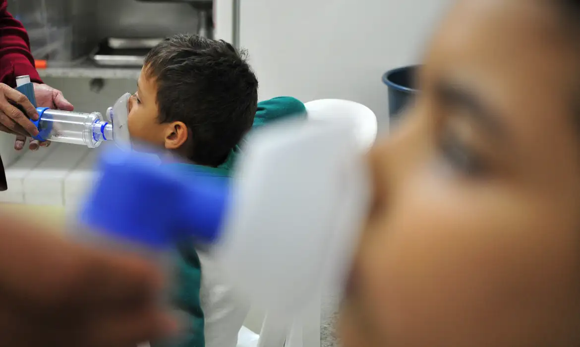 Aumento de casos de SRAG por Covid-19 preocupa especialistas: baixa vacinação infantil é um dos fatores