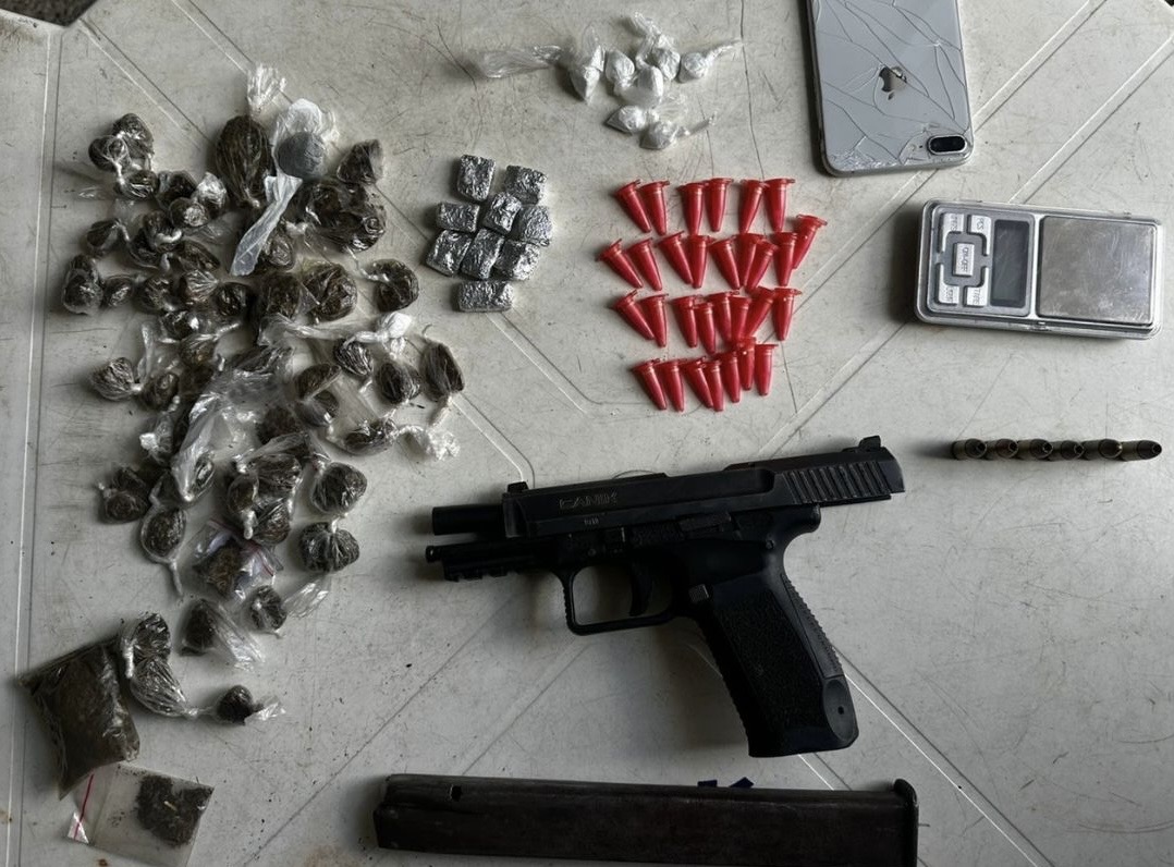 PM apreende arma e drogas após confronto em Feira de Santana